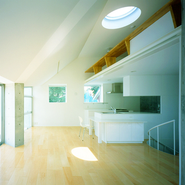 ロフト上部のトップライトから陽射しが差し込むLDK