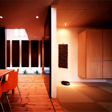 アジアンダイニングバーのような、ムーディな和室＋リビング