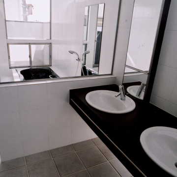 テラスにつながる、大きめにとった窓が心地よい洗面所・浴室