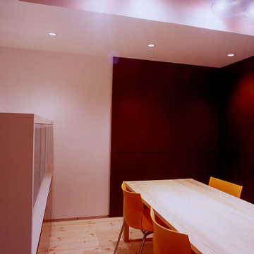 引き戸を閉じれば、コンパクトながらも立体感のあるダイニングが完成する