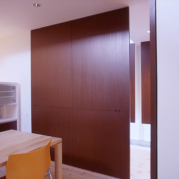 用途を意識させない見事なデザインの、天井高まである幅のある引き戸