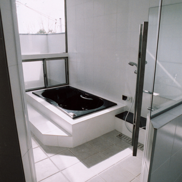 月夜の美しさを感じながら、アロマキャンドルを楽しみたい広さのある浴室