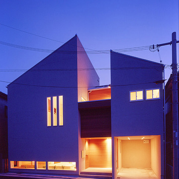 ウッドテラス下は庇の代わりとなる、現代的でありながらも懐かしさを感じる外観