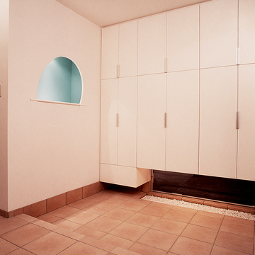 色彩を落とし込むことにより潤いのある空間になった、収納力のある玄関ホール