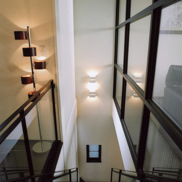 ガラスを多用することによって開放感を演出した階段周り