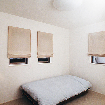 ２面に同サイズ窓を用いてリズムを出した、シンプルな寝室