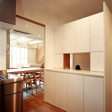 廊下通路壁とキッチン収納を兼ねた、２つの顔を持つ造作家具