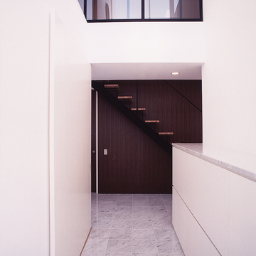 天井高のある吹き抜けと、大理石風のタイルが、まるでホテルフロントのような玄関ホール