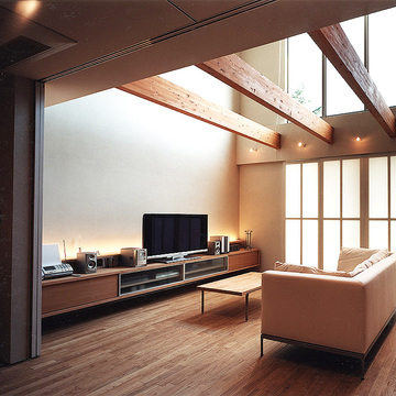 ホテルのラウンジのような、高さのある空間でのんびりとくつろげるリビング