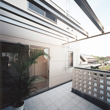 沖縄の外壁をイメージさせる、広く開放的なテラス・バルコニー