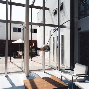 吹き抜け一面を全て窓にし、ありったけの光を取り入れた贅沢なリビング空間