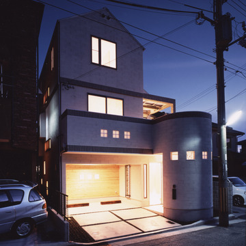 外壁にレンガのようなテクスチャーをつけた、かわいらしいお城のような外観