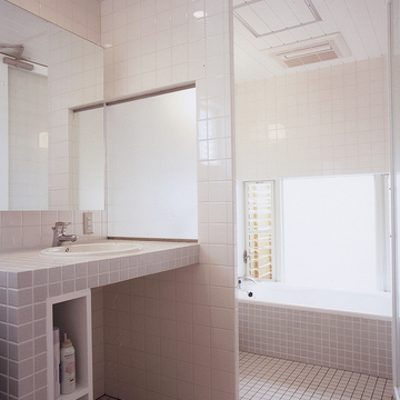 床壁天井全ての共通にした、バスルームにある洗面所のような空間