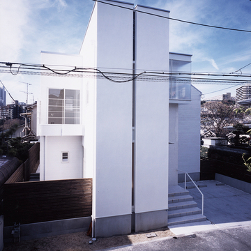 ホワイトを基調に、縦ラインのスリットなどでアクセントをつけた外観