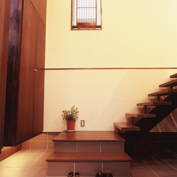 階段下２段を踊り場にし、シューズクローゼットを浮かせた、空間のこだわりが魅力的な玄関ホール