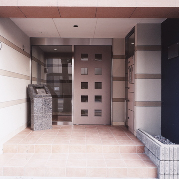 均等に並んだ四角いガラス窓がポイントの自動ドア