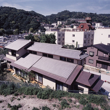 いぶし瓦を使用した、純和風に仕立てた奥行きのある外観