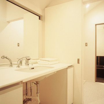 脱衣室と洗面所に仕切りを設けた、無駄のないデザインでまとめた洗面所