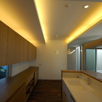 天井の間接照明によって、それぞれの場所に分かれたワンルーム