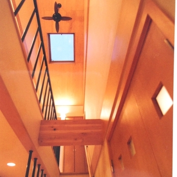 トップライトのある吹抜けの階段
