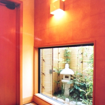 玄関ホールにある坪庭