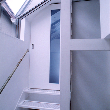 トップライトから入る光を、グレーチングメタルの踏面から各フロアに注ぐ階段