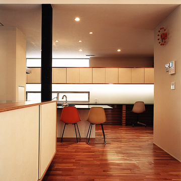 キッチンからワークスペースまでを一直線につなぐ、潔い天板と吊り戸棚