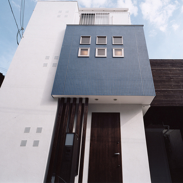 かわいらしい小さな小窓が規則正しく並ぶ、イタリアンカントリーテイストの外観