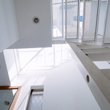 トップライトからの眩い光が、全ての空間に爽やかに注ぐ明るい空間