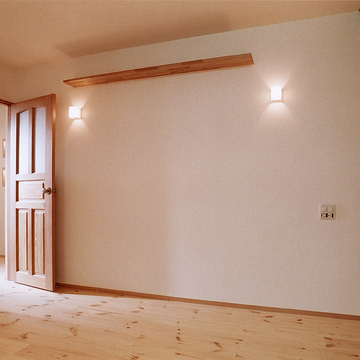 真っ白な壁と木のみでまとめた、甘過ぎないカントリーテイストの寝室