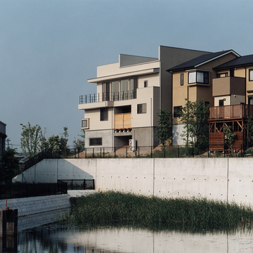 住みよく開発された小高い丘の上にある敷地に建つ、光や風に恵まれた建物