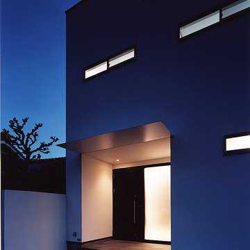 ステンレス一枚板の庇が、無駄のないデザインの美しさを感じる外観