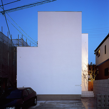 強い日差しと交通量の多い道路を避けるために、機能とデザインを兼ねた「壁」のある外観