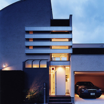 吹き抜け空間に美しく光る室内光が、プライバシーを守りつつ大胆に光放つ外観