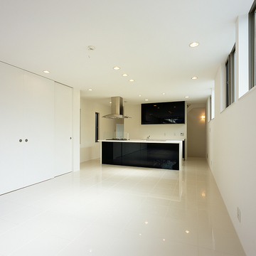 大きさ・間隔を合わせ、一直線上に配置した窓から入る光が、光沢のある床を常に反射させる