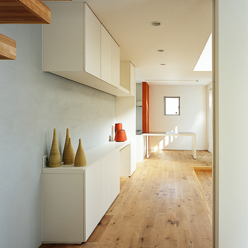 住人のセンスのよさをしっかりと伝えてくれる、経年変化が楽しみな無垢のフローリング