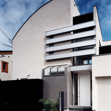 さまざまな種類の素材を利用した、形状・素材ともに魅力ある外観