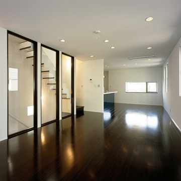 階段横壁にガラスを使用し、光を無駄なく使う、開放感で溢れているＬＤＫ