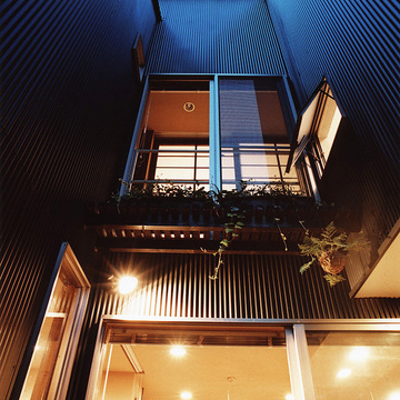 コンパクトながら各部屋に光を導き、室内の居心地を最優先にさせる中庭