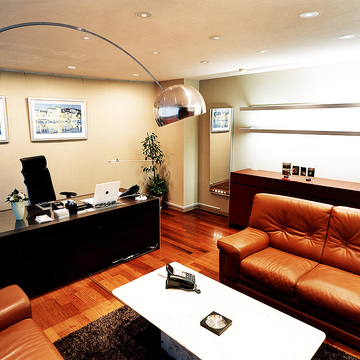 落ち着きのある書斎のようにリラックスできる、色合いをシックにまとめた社長室