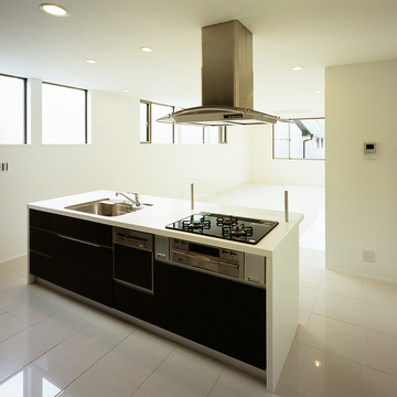 奥行きのあるＬＤＫでくつろぐ家族と会話を楽しめる、アイランド型のキッチン