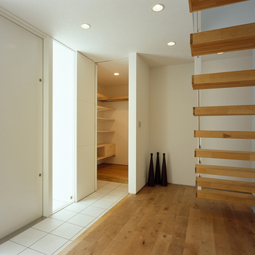 広々とした玄関ホール横に設けた、収納量のあるシューズクローゼットとクロークを兼ねた空間