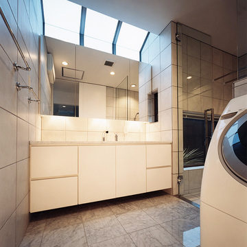 Ｌ字のハイサイドウインドウから、品のいい光が注ぐ洗面所