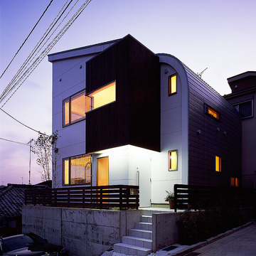 厳しい斜線制限の中で設計された、形状に意味のある外観