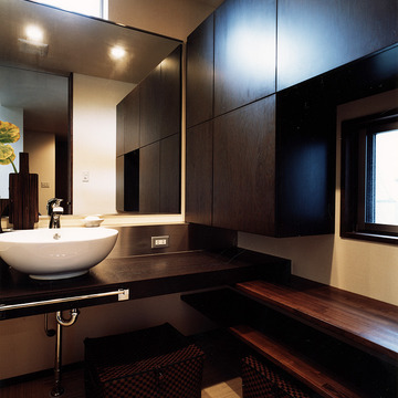 赤みのある焦げ茶色でまとめた、高級旅館のような洗面所