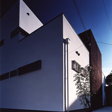 雨樋をデザイン的に処理した、凹凸の少ないシンプルな外観