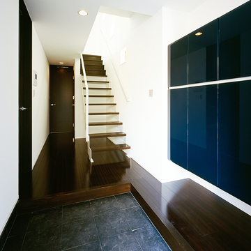 ベーシックにまとめた玄関ホールに、彩りを与える吊し収納