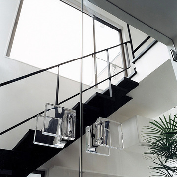 取っ手もガラスでできた観音開きに開くガラス扉は、繊細で美しすぎる佇まい