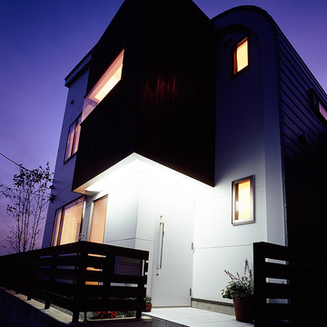 ２階の黒い外壁部分がキャンチレバーとなり、玄関の庇の役目をする外観