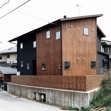 アプローチを意識した北側から、南側へぐるりと回り込むような形の外観